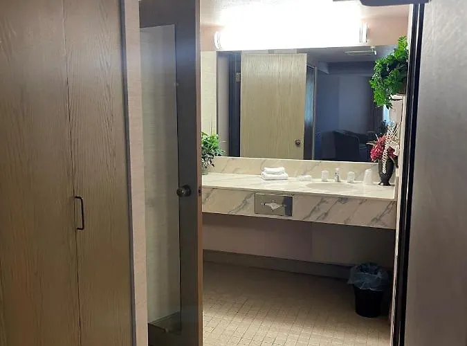Ramada By Wyndham Viscount East Hotel