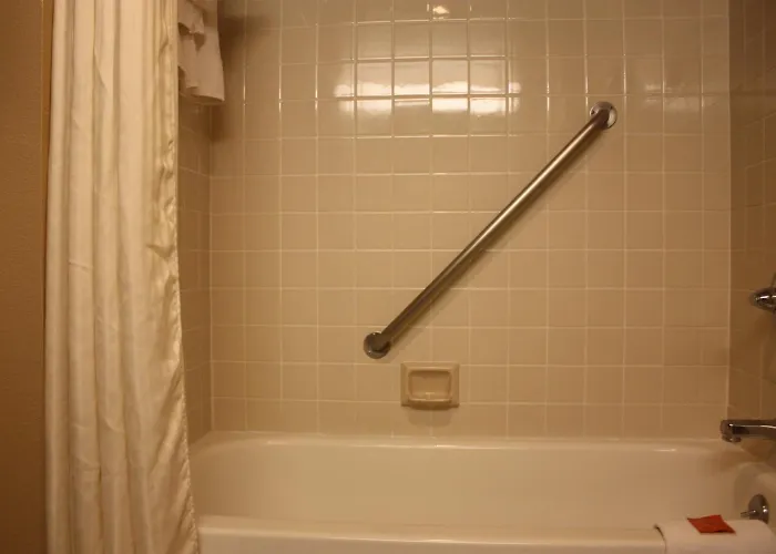Ramada By Wyndham Viscount East 3*