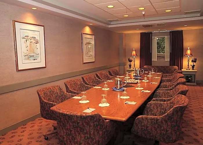 Ramada By Wyndham Viscount East 3*