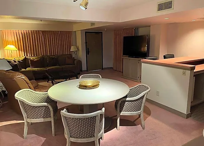 Ramada By Wyndham Viscount East Hotel 3*
