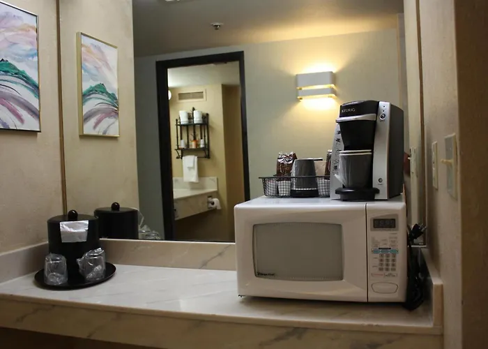 Ramada By Wyndham Viscount East Hotel