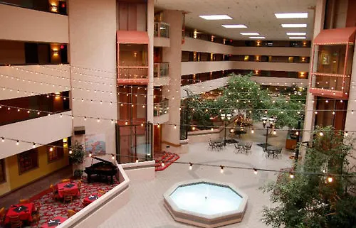 Ramada By Wyndham Viscount East Hotel 3*