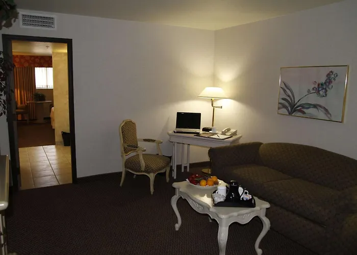 Hotel Ramada By Wyndham Viscount East Tucson