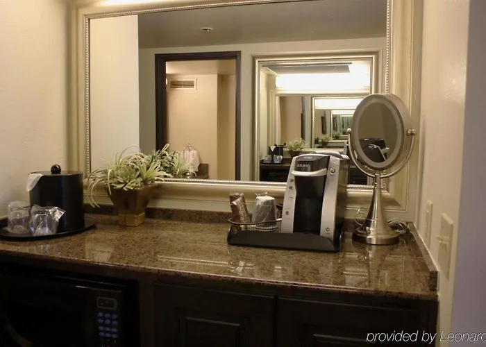 Hotel Ramada By Wyndham Viscount East Tucson